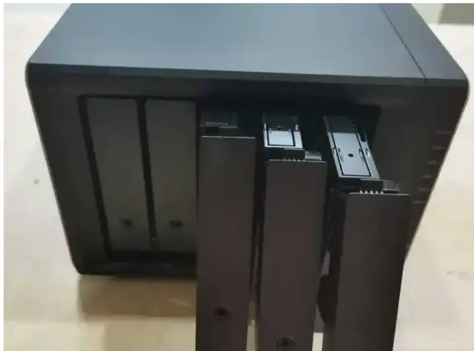 群晖(Synology) DS1522+五盘位NAS磁盘列阵网络存储服务器+24TB硬盘